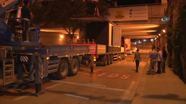 Alt Geçide Sıkışan Tır Çekici Yardımıyla Kurtarıldı