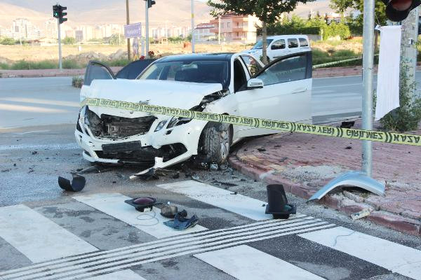 Konya’da İki Otomobil Çarpıştı: 1 Ölü, 2 Yaralı