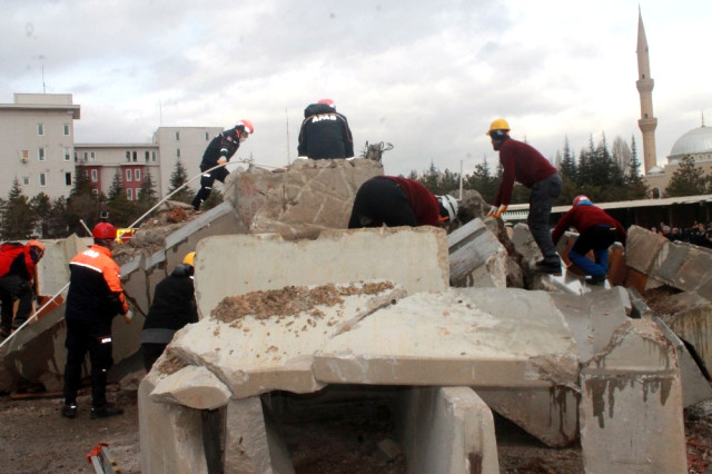 Konya’da Helikopter Destekli Gerçeğini Aratmayan Deprem Tatbikatı