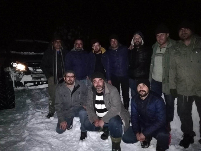 Dağda Kardan Mahsur 10 Kişi Belediye Ekiplerince Kurtarıldı