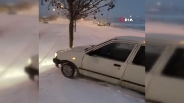 Kar Yağışı Kazaları Beraberinde Getirdi, Kontrolden Çıkan Araçlar Böyle Birbirine Girdi