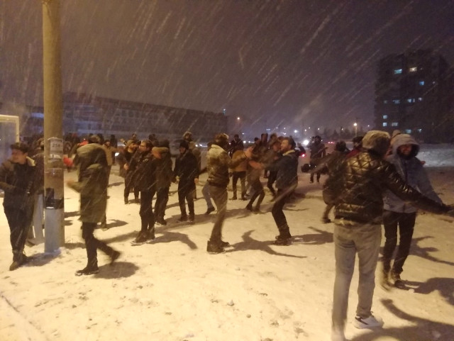Konya’da Üniversite Öğrencileri Kar Altında Halay Çekti, Kar Topu Savaşı Yaptı