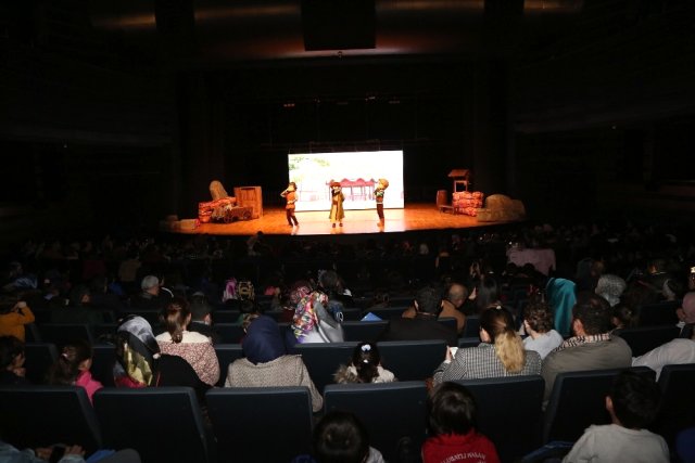 Konyalı Çocuklar Emiray Müzikali ile Eğlendi