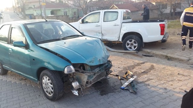 Pikap ile Otomobil Çarpıştı: 2 Yaralı