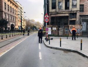 Beyoğlu’nda 5 katlı binada çökme riskine karşı yol, araç ve tramvay trafiğine kapatıldı(1)