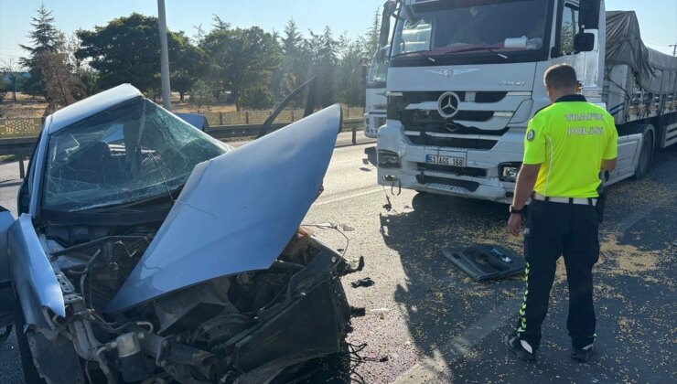 Konya’da Araba ile Tır Çarpışması: 2 Kişi Hayatını Kaybetti