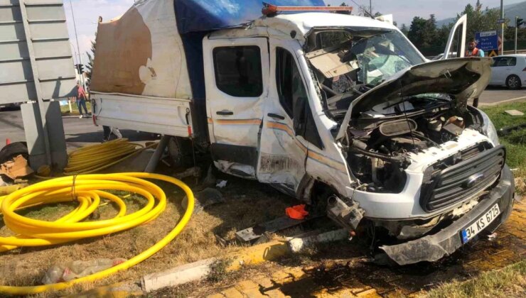 Konya’da kamyonet ile tır çarpıştı: 2 yaralı