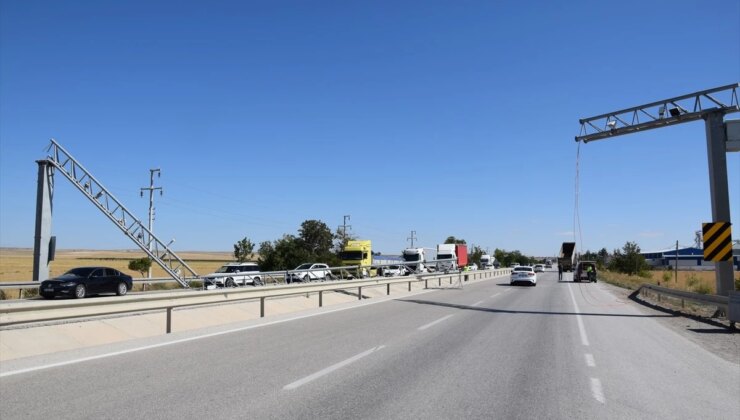 Konya’da tırın dorsesi direğe çarptı