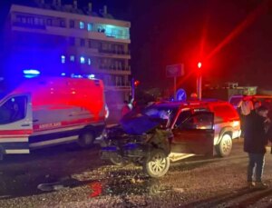Denetimden Çıkan Pikap Tıra Çarptı: 2 Yaralı