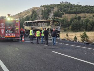 Denizli’de bariyerlere çarpan yolcu otobüsü yandı: 1’i bebek 8 meyyit, 33 yaralı